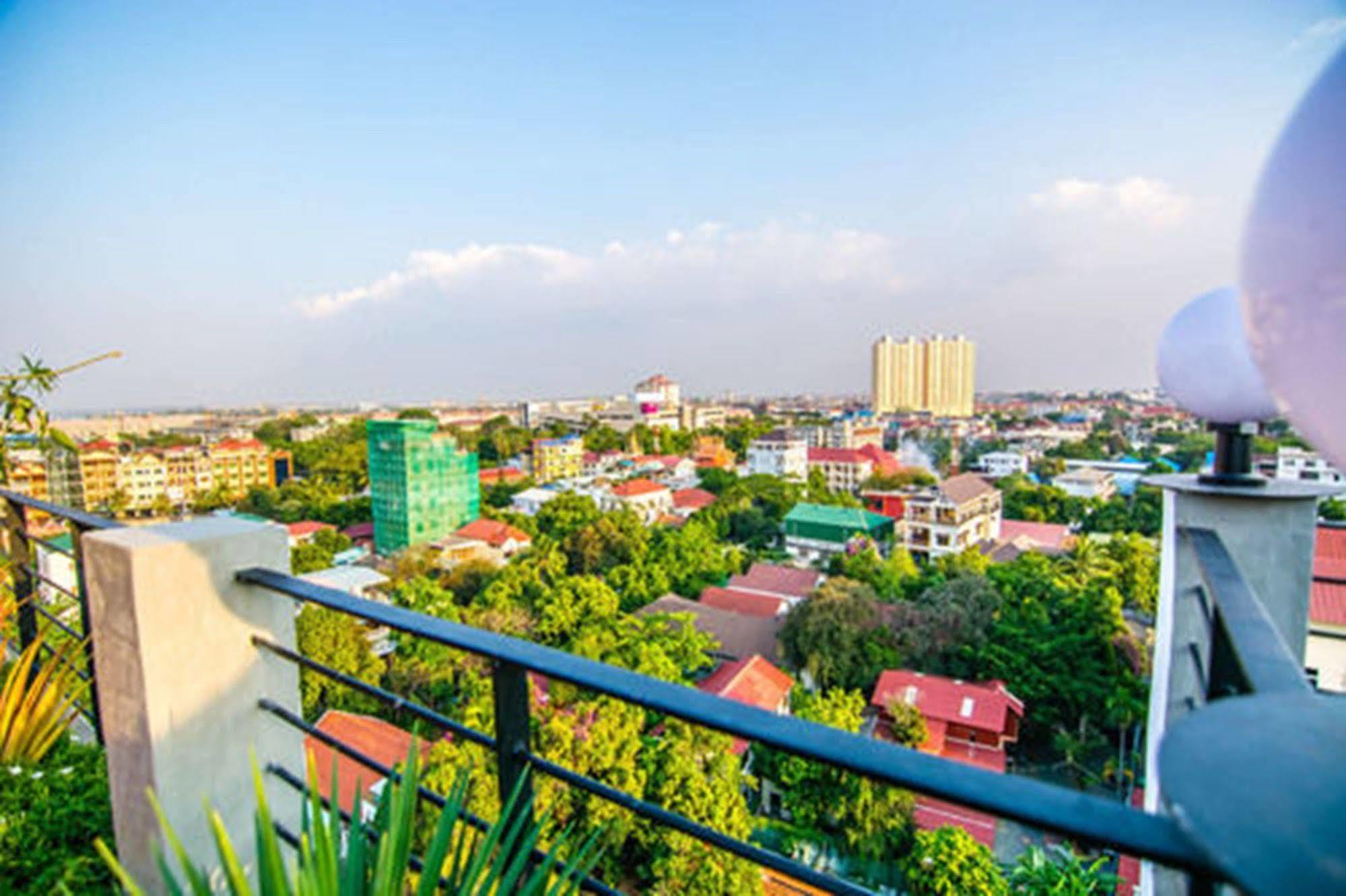 Diamond Palace Resort & Sky Bar Phnom Penh Exterior photo