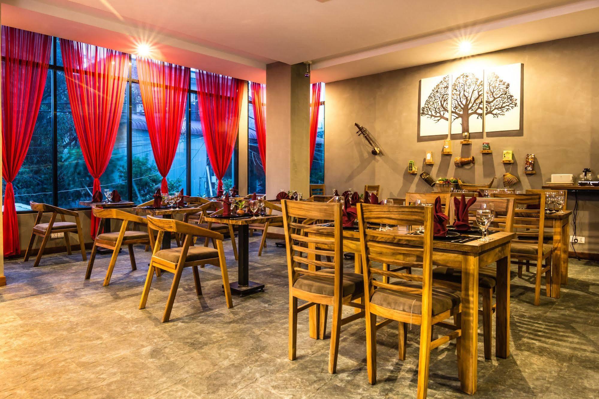 Diamond Palace Resort & Sky Bar Phnom Penh Exterior photo