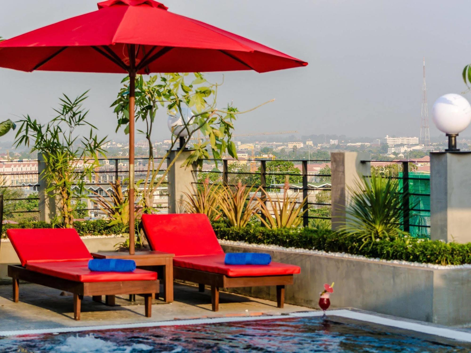 Diamond Palace Resort & Sky Bar Phnom Penh Exterior photo