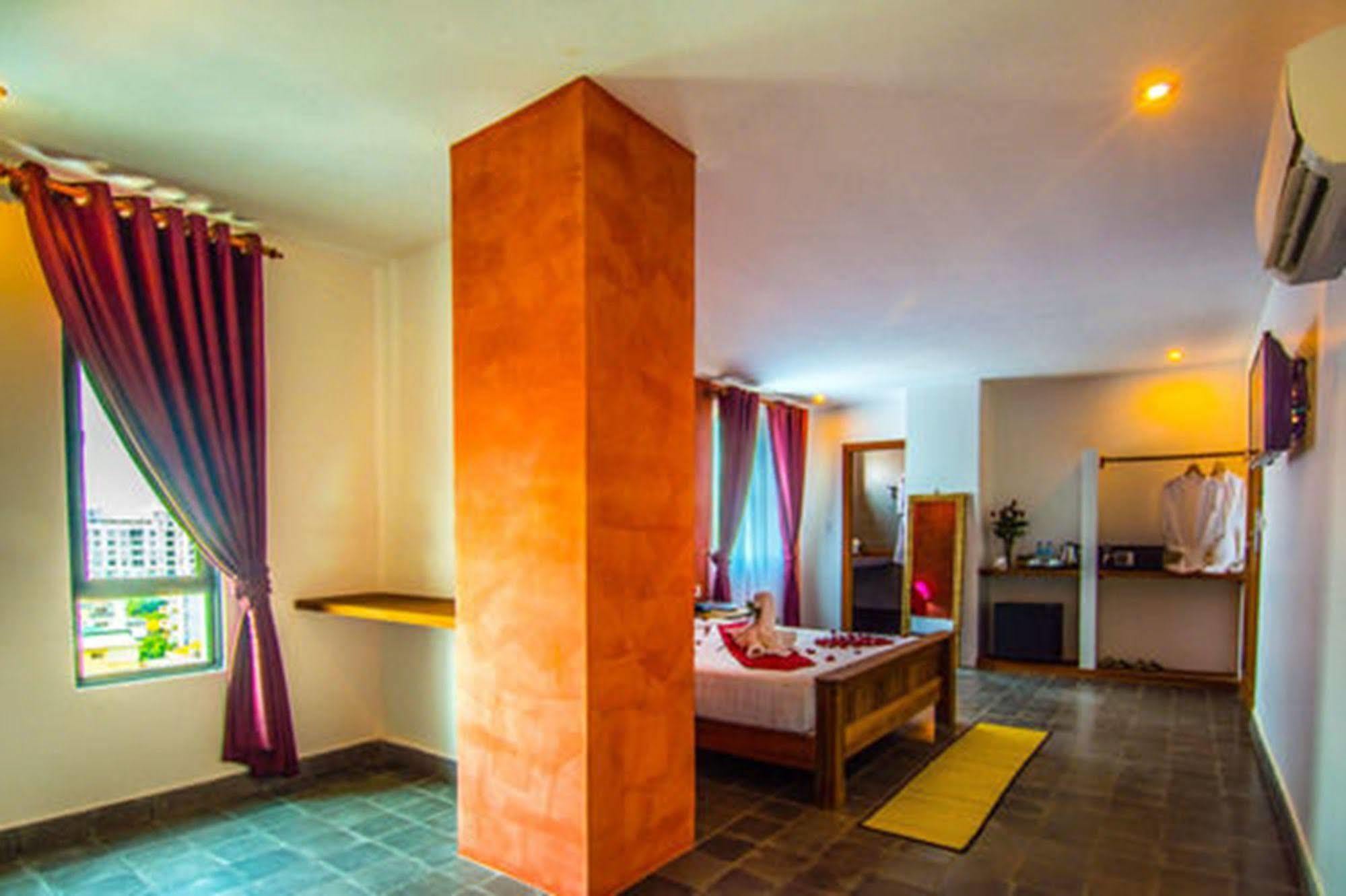 Diamond Palace Resort & Sky Bar Phnom Penh Exterior photo